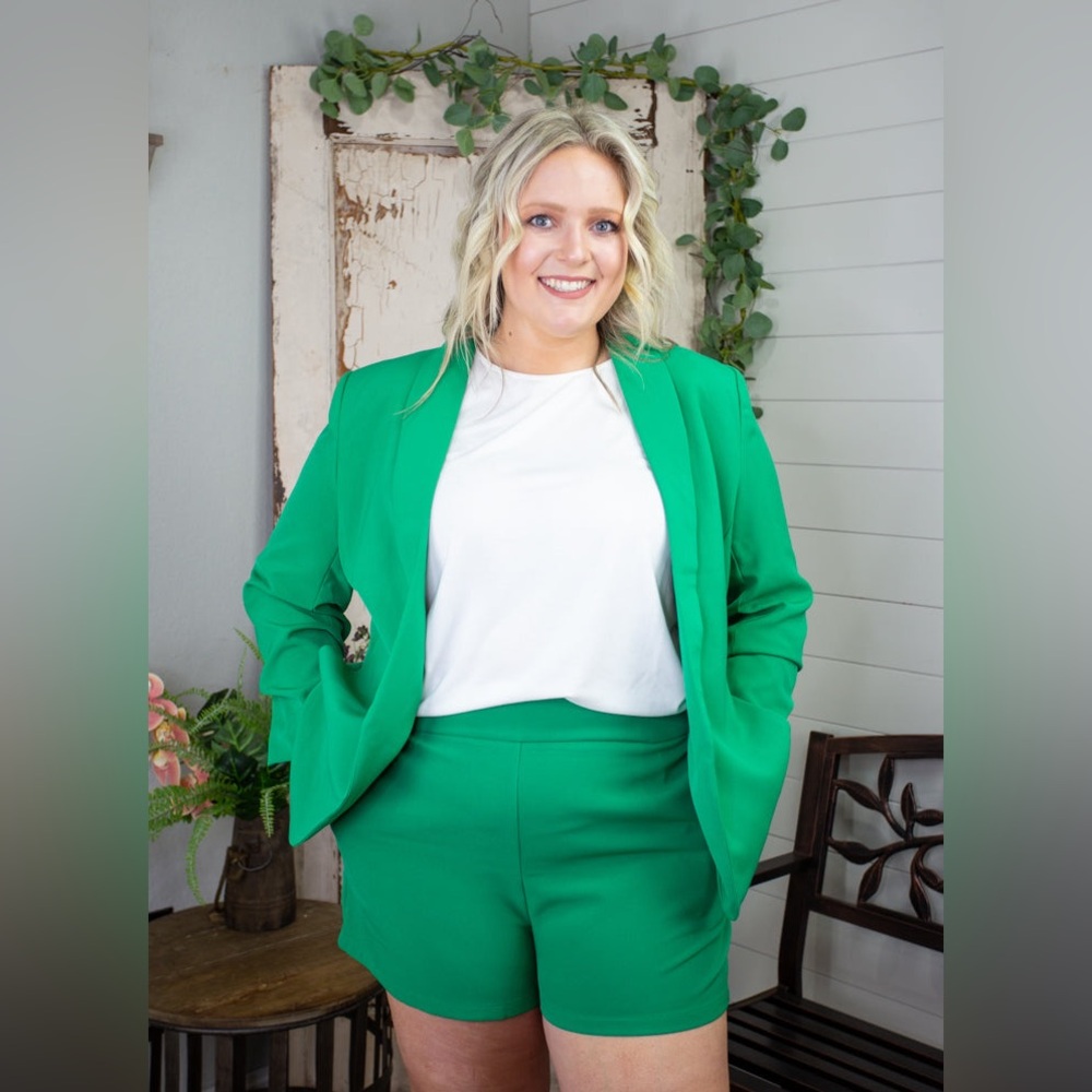 NWT eesome Plus Fitted Short in Kelly Green in Size 1X